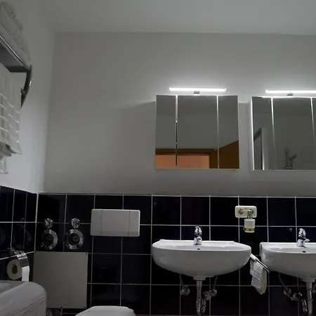 Sleep & Go - Doppelter Bergblickzimmer Mit Gemeinsamen Badezimmern *